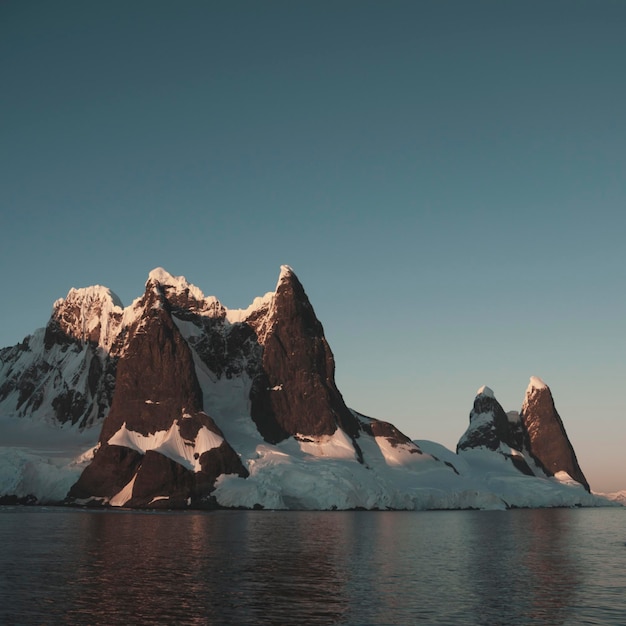 Lemaire stretto paesaggio costiero montagne e iceberg Penisola Antartica Antartide