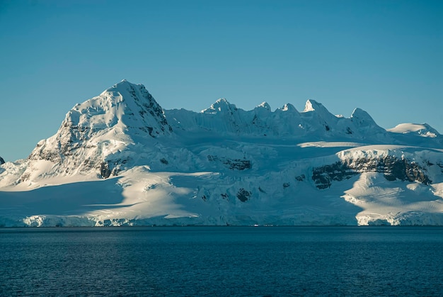 Lemaire stretto paesaggio costiero montagne e iceberg Penisola Antartica Antartide