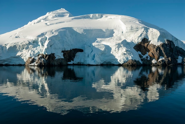 Lemaire stretto paesaggio costiero montagne e iceberg Penisola Antartica Antartide