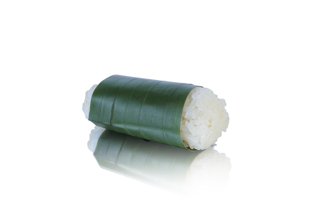 Lemper è uno spuntino a base di riso appiccicoso, solitamente ripieno di carne tritata o di pollo. lemper isolato