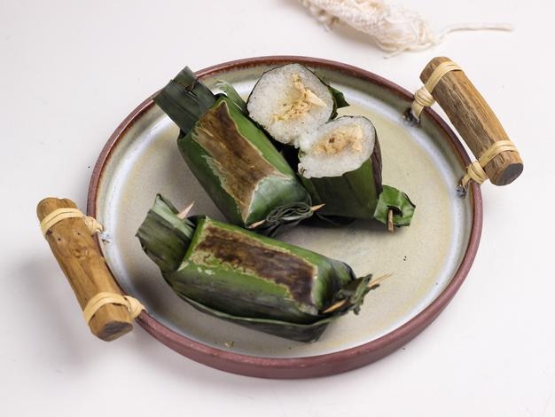 Lemper , uno spuntino tradizionale indonesiano a base di riso glutinoso e ripieno di carne di pollo