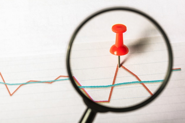 Lente d'ingrandimento e grafico di crescita aziendale