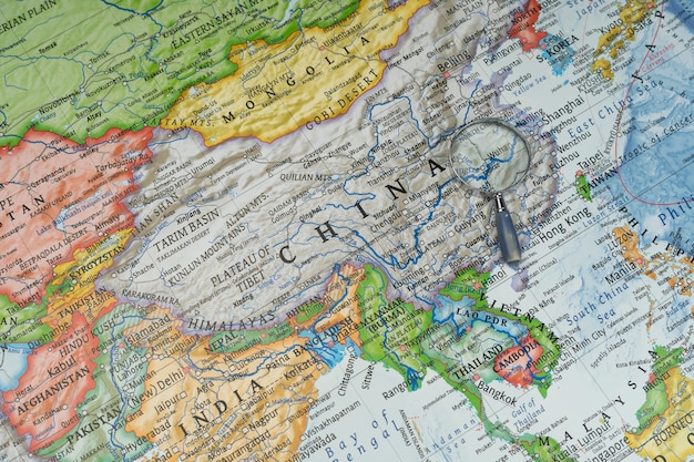 Lente d'ingrandimento su Wuhan, Cina in una mappa mondiale