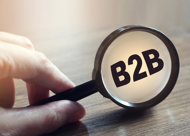 Lente di ingrandimento con abbreviazione B2B Business to business concept