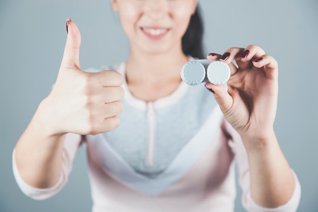 Lenti a contatto della holding della donna