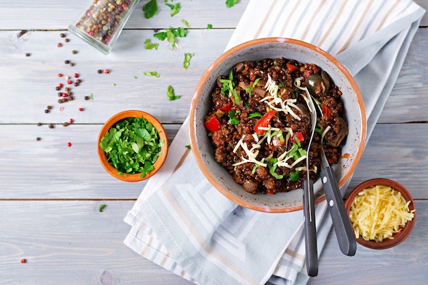 Lenticchia nera beluga con verdure. Menu di quaresima Cibo vegano