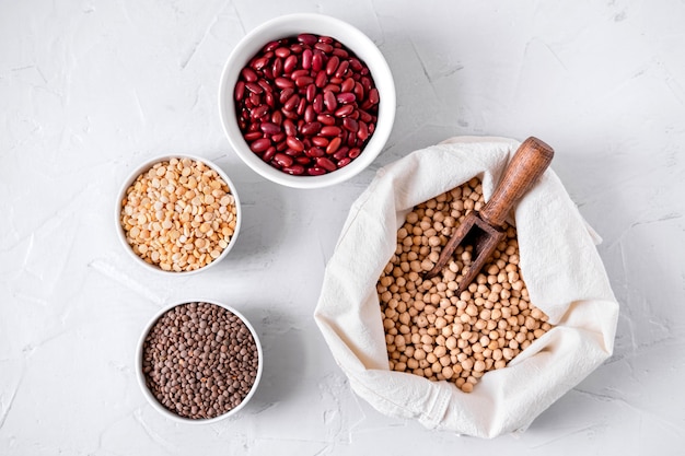 Lenticchie, Ceci E Fagioli In Ciotole.