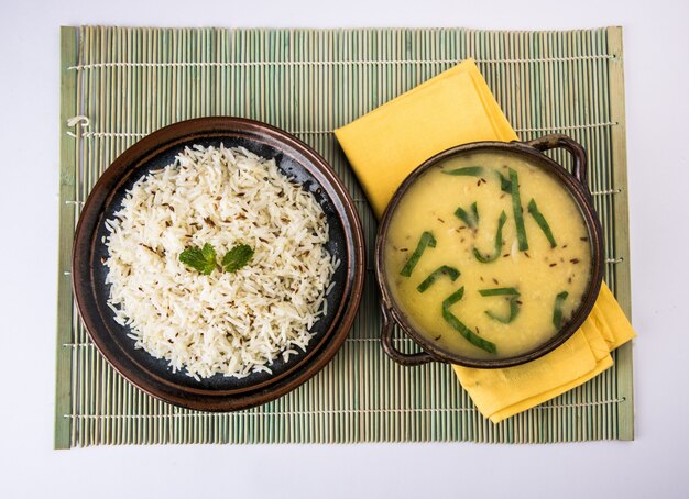 Lenticchie gialle intere dal fry o tadka con cumino indiano o riso jeera o chawal, messa a fuoco selettiva