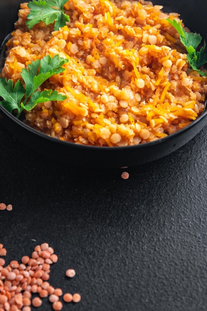 lenticchie rosse cibo stufato di verdure legumi e spezie al curry pronto da mangiare pasto