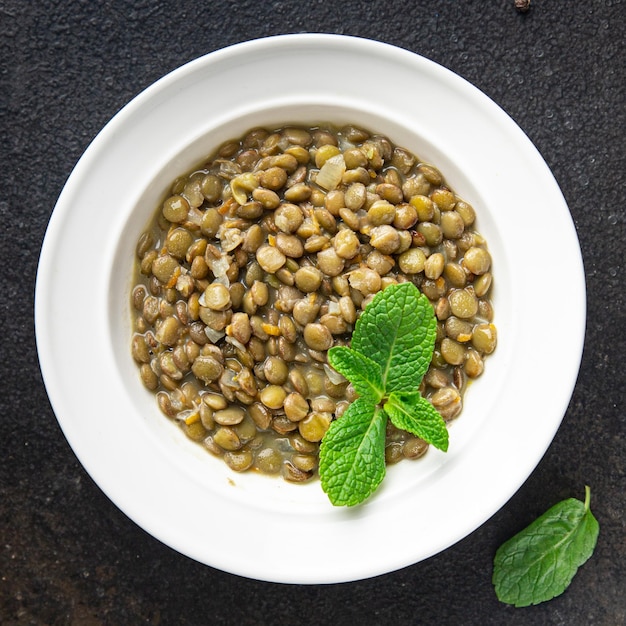 Lenticchie stufate di verde sano pasto dietetico snack sul tavolo spazio copia sfondo cibo rustico