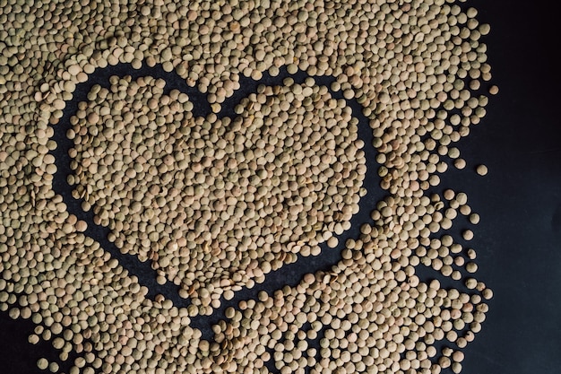 Lenticchie verdi con il simbolo del cuore sul chicco