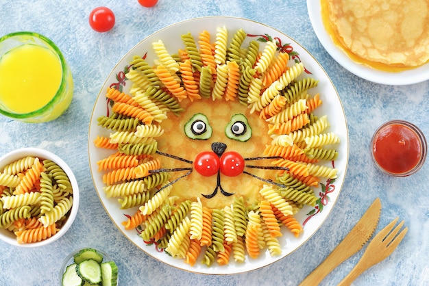 Leone carino da frittelle, pasta e verdure