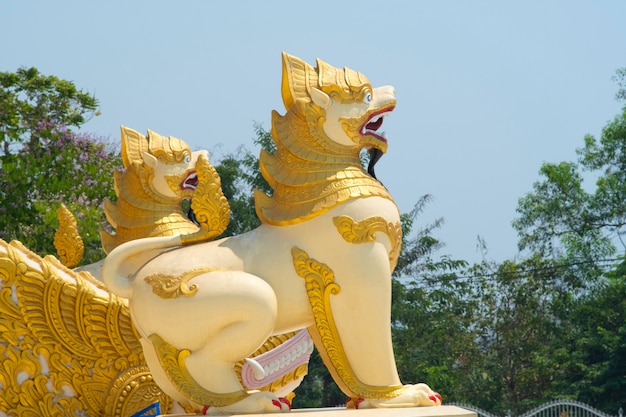 Leone di pietra all&#39;ingresso della pagoda di Shwedagon a Rangoon (myanmar)