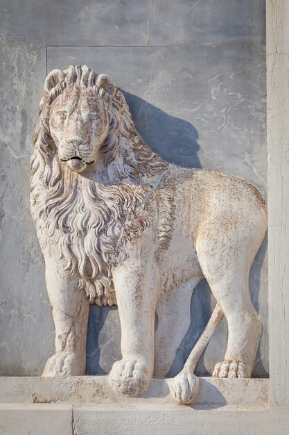 Leone in marmo sulla chiesa dei Santissimi Giovanni e Paolo a Venezia, Italia