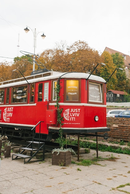 Leopoli, Ucraina. Tram rosso - negozio di souvenir nella città vecchia