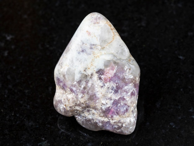 Lepidolite su pietra di quarzo levigata su fondo scuro