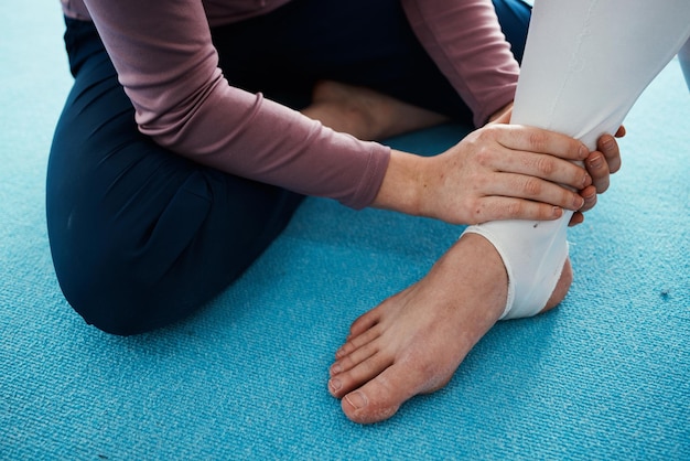 Lesione ferita e dolore al piede o alla caviglia per l'atleta che riceve aiuto dall'allenatore e dalla pratica sportiva o di ginnastica Emergenza della persona e primo piano di persone con i piedi gonfi a causa di un incidente