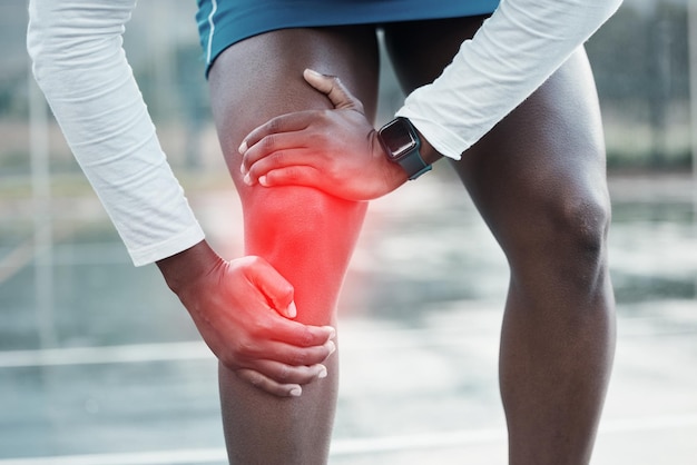 Lesioni alle mani e al ginocchio di una persona durante un allenamento per incidenti sportivi o infiammazioni muscolari dovute a un allenamento all'aperto Primo piano di un atleta con dolore alle gambe, dolori articolari o artrite dopo l'esecuzione di esercizi o cardio