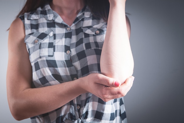 Lesioni articolari Spasmo al braccio della ragazza