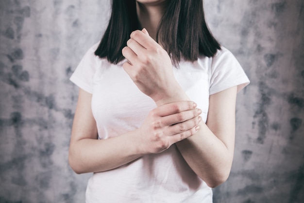 Lesioni articolari ,. Spasmo sul braccio della ragazza.