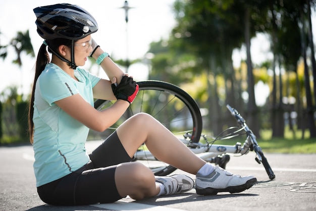 Lesioni da bici. La ciclista cadde dalla bici da strada mentre andava in bicicletta.