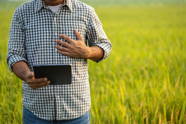 Lesioni o malattie che possono capitare agli agricoltori durante il lavoro L'uomo usa la mano per coprirsi il petto sinistro a causa del dolore o della sensazione di malessere