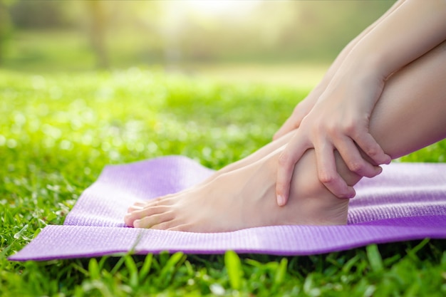 Lesioni sportive a donne con dolori articolari alla caviglia