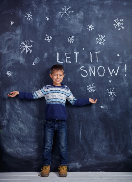 Let It is Snow Boy con la neve dipinta in studio