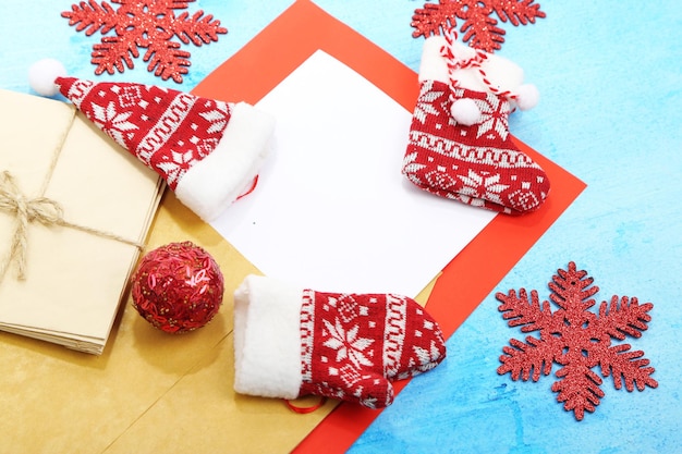 Lettera a Babbo Natale sul primo piano del tavolo di legno