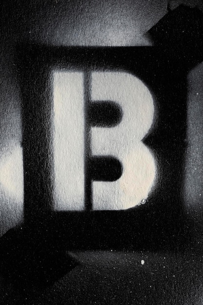 Lettera B grunge font stencil paninted