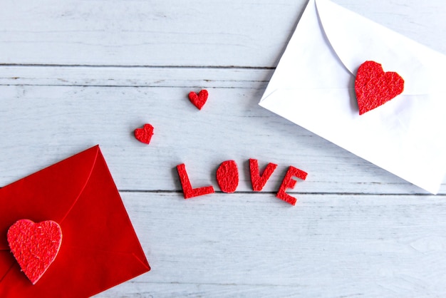 Lettera d'amore di concetto di giorno di San Valentino sulla tavola di legno