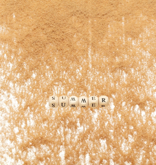 Lettera dell'alfabeto Lettera estiva giocattolo di perle che vola sopra l'esplosione di sabbia che vola nell'aria Lettra estiva parola alfabeto lettera mostra spiaggia di isola tropicale sabbia per le vacanze sfondo bianco isolato