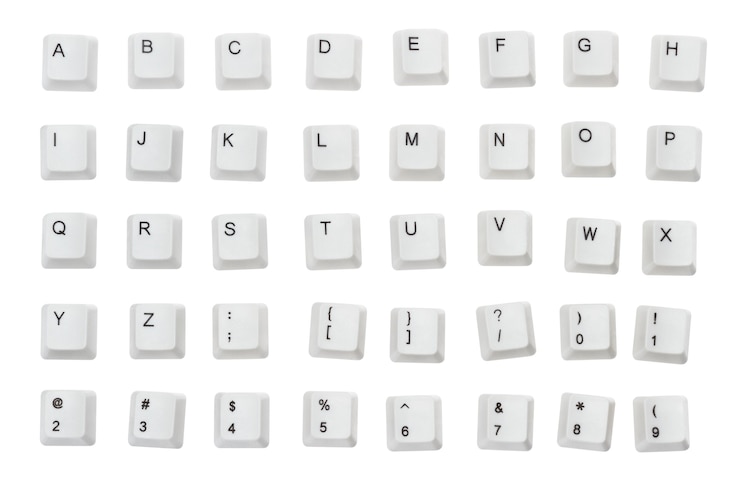 Foto lettera di blocco bianco computer isolata su sfondo bianco con riflessione