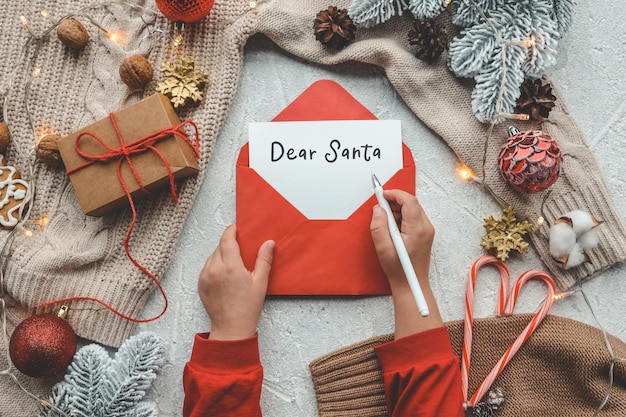 Lettera di Natale di un bambino a Babbo Natale con la scritta Dear Santa