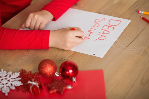 Lettera di scrittura della bambina a Santa a natale