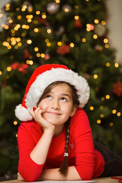 Lettera di scrittura della bambina a Santa a natale