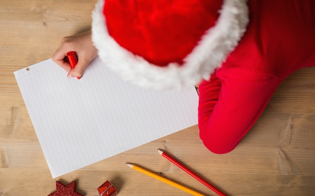 Lettera di scrittura della bambina a Santa a natale