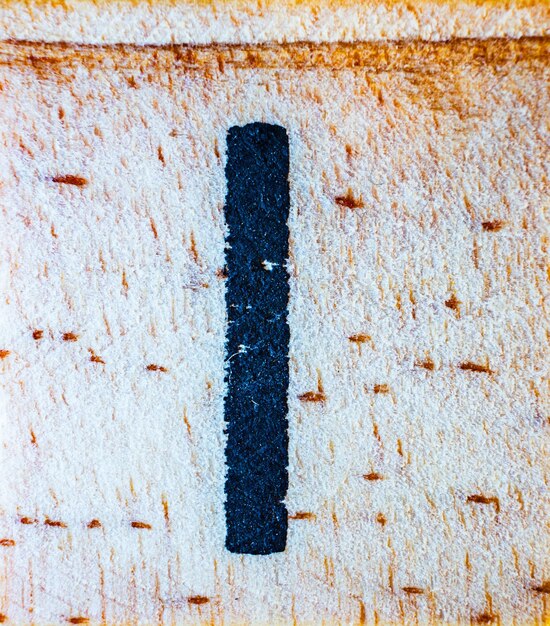 Lettera I incisa al laser su macro dettaglio texture ravvicinata in legno di balsa