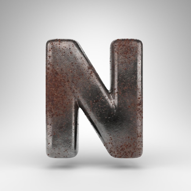 Lettera N maiuscola su sfondo bianco. Carattere di rendering 3D in metallo arrugginito con texture ossidata.