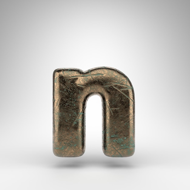 Lettera N minuscola su sfondo bianco. Carattere di rendering 3D in bronzo con texture graffiata ossidata.