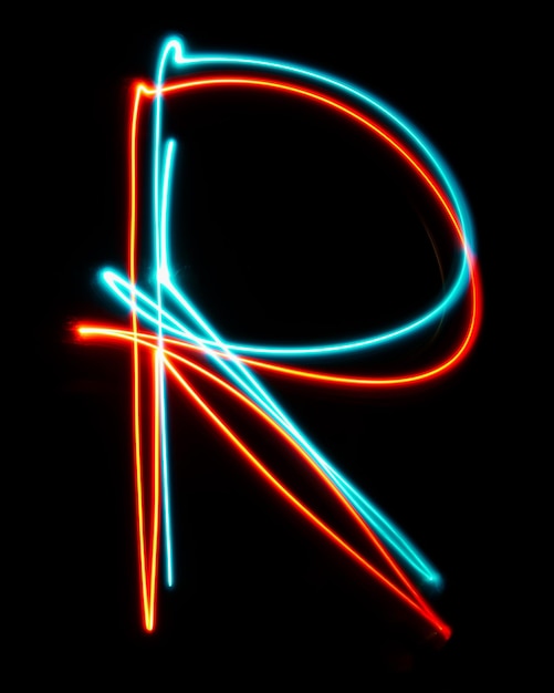 Lettera r dell'alfabeto composta da insegne al neon l'immagine a luce rossa blu lunga esposizione con colori