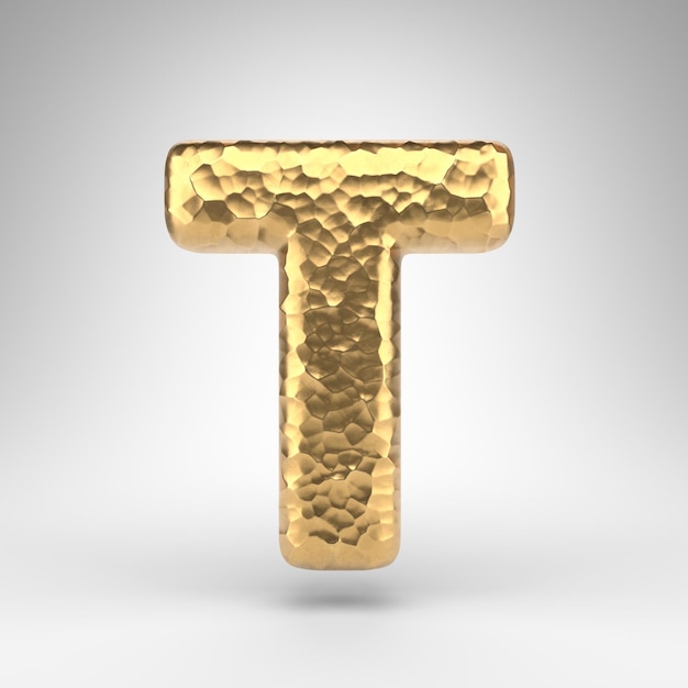 Lettera T maiuscola su sfondo bianco. Carattere di rendering 3D in ottone martellato con struttura metallica lucida.