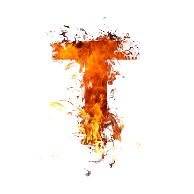 Lettera T, realizzata con fiamme di fuoco isolate su bianco. Carattere della fiamma del fuoco dell'insieme completo dell'alfabeto di lettere maiuscole.