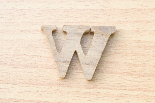Lettera W-Alphabet in vero legno.
