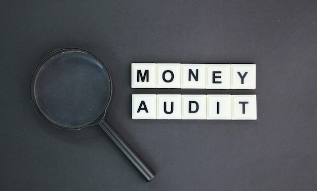 lettere alfabetiche con parole di audit monetario Concetto di audit finanziario o conto finanziario