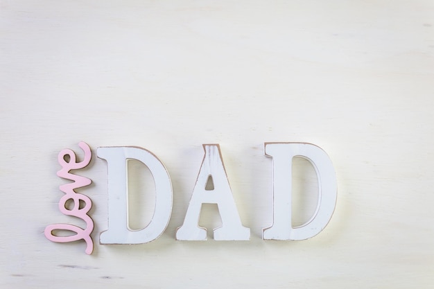 Lettere bianche DAD su uno sfondo di legno dipinto.