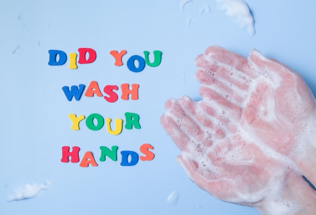Lettere colorate: ti sei lavato le mani accanto alle mani in schiuma su uno sfondo colorato?