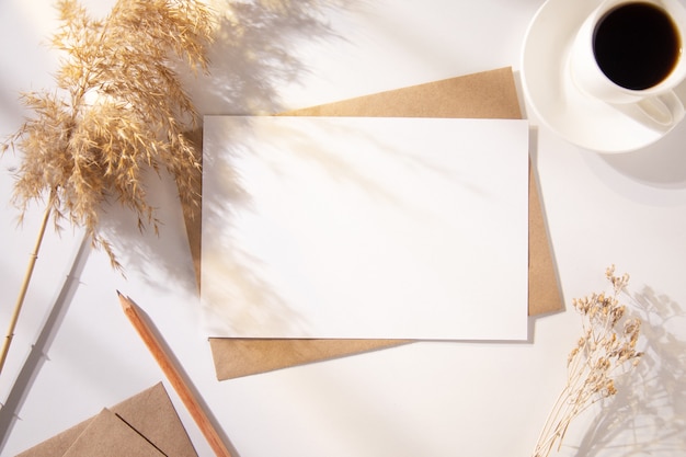 lettere con decorazione di erba e tazza di caffè sul tavolo