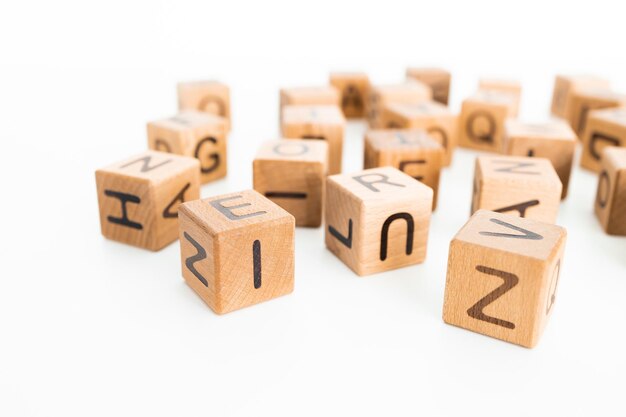 lettere cubo su un tavolo di legno come sfondo