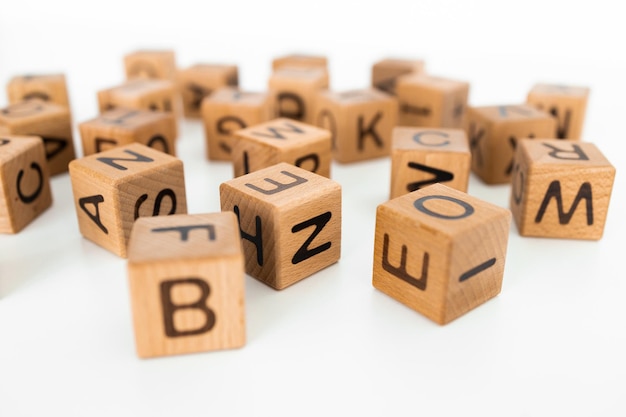 lettere cubo su un tavolo di legno come sfondo